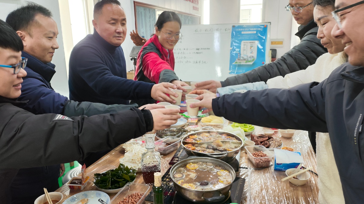 歡度（dù）元（yuán）旦共聚一堂2024元旦公司聚餐盛宴